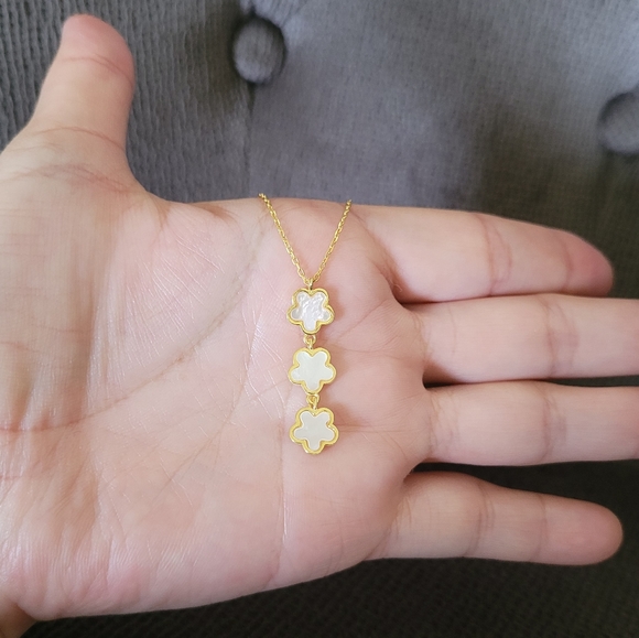 Zeyzey Mother of Pearl👩‍👧 Vertical↕️ Flower🌸 Pendant Necklace - NWT - Picture 3 of 15